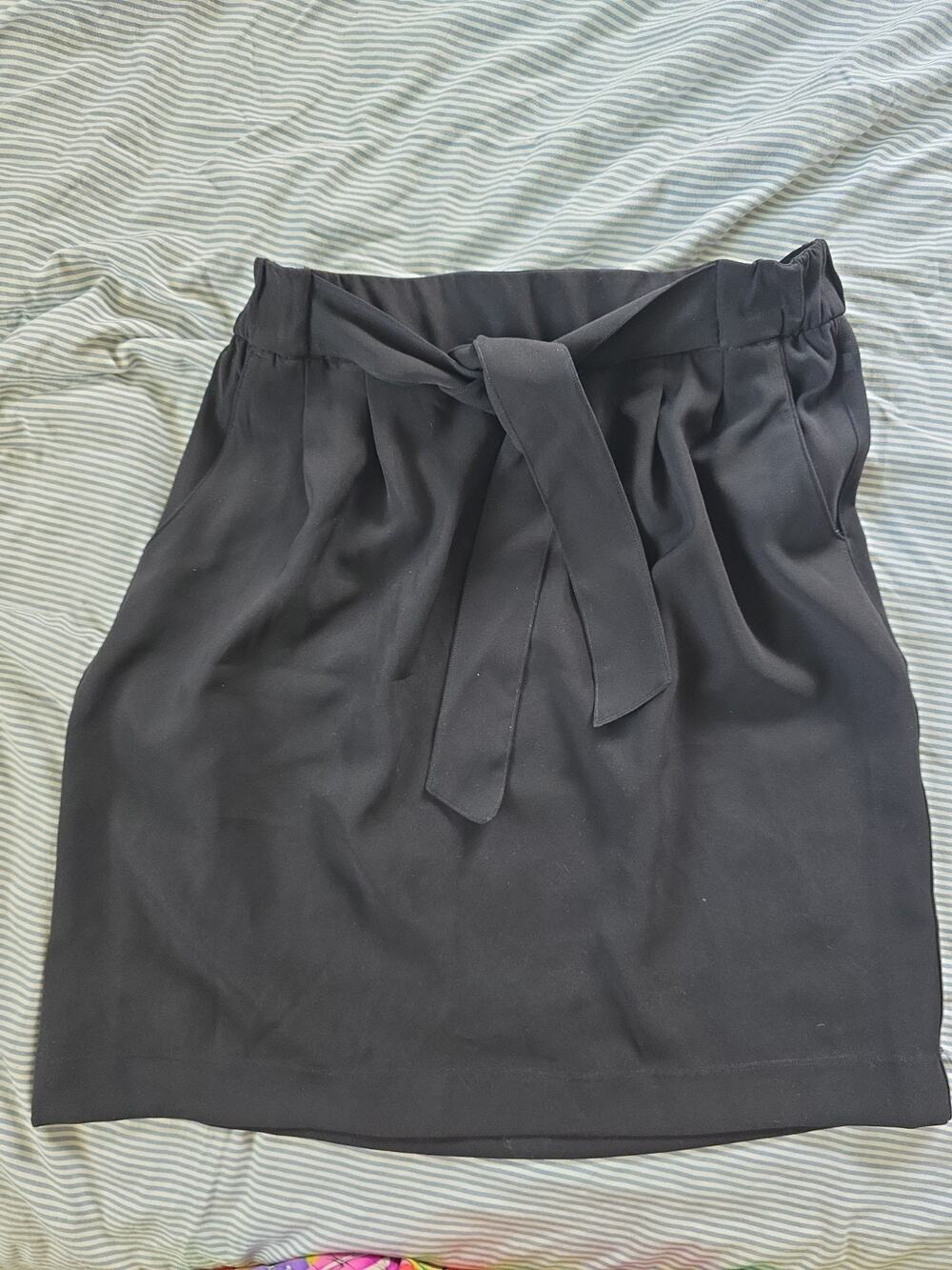 Lululemon New Elastic waist pull on Casual Tie front Noir travel skirt, sz 10